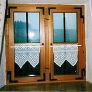  Alte Holztüren und Kastenfenster